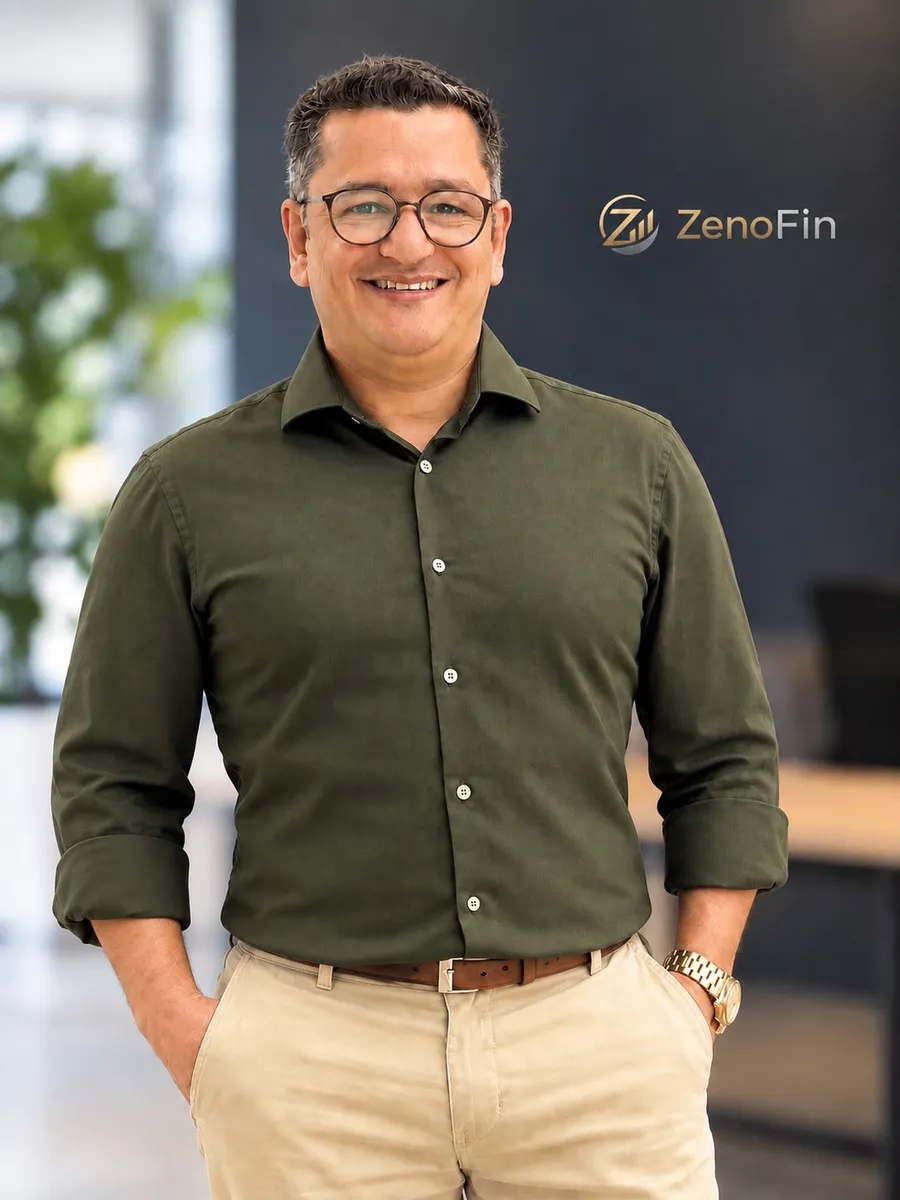 Edson Almeida, fundador do Zenofin, sorrindo em pé num escritório