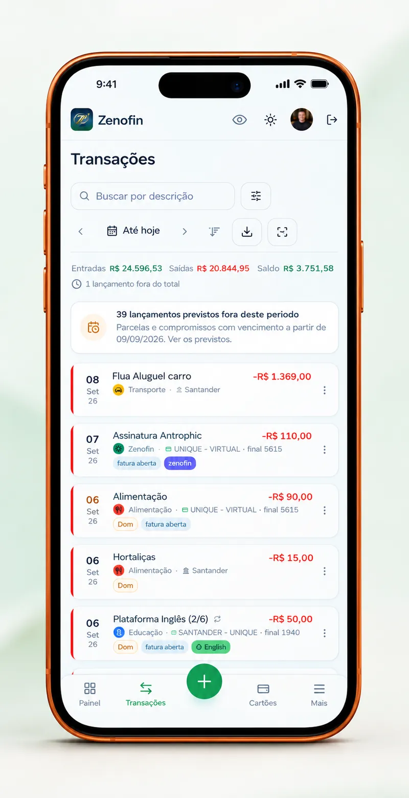 Tela de transações do Zenofin no iPhone, com os lançamentos do mês, compras no cartão, parcelas e a situação de cada fatura