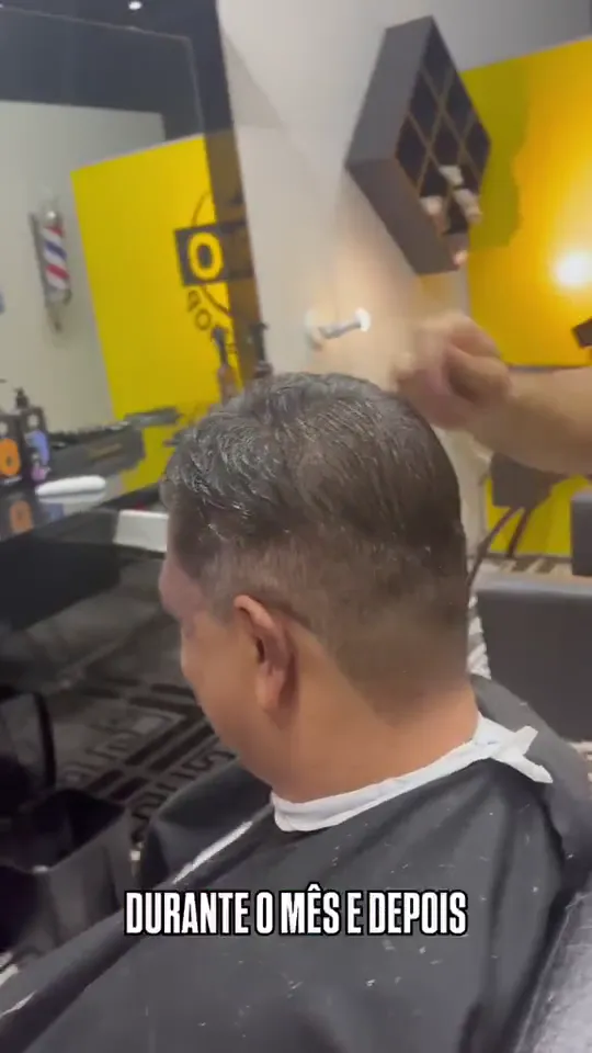 Cliente sendo atendido em uma barbearia antes de lançar o gasto pelo WhatsApp